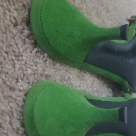 Prada Green Sandals with Metallic Chain Embellishment - Picture 12 of 16